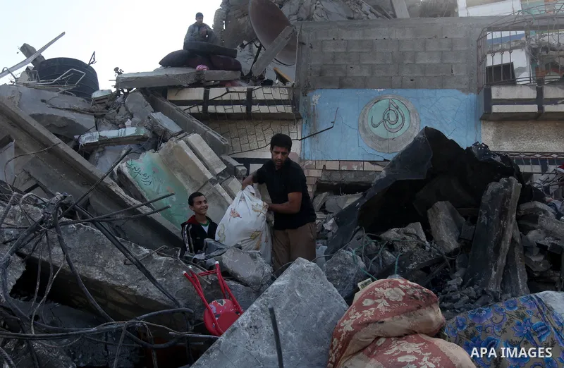 Palestinians salvage baggage from a building destroyed by an Israeli airstrike, in Gaza City, Gaza Strip, 20 November 2012. Media reports state that Israel pounded more than 100 targets in Gaza on the seventh day of its...