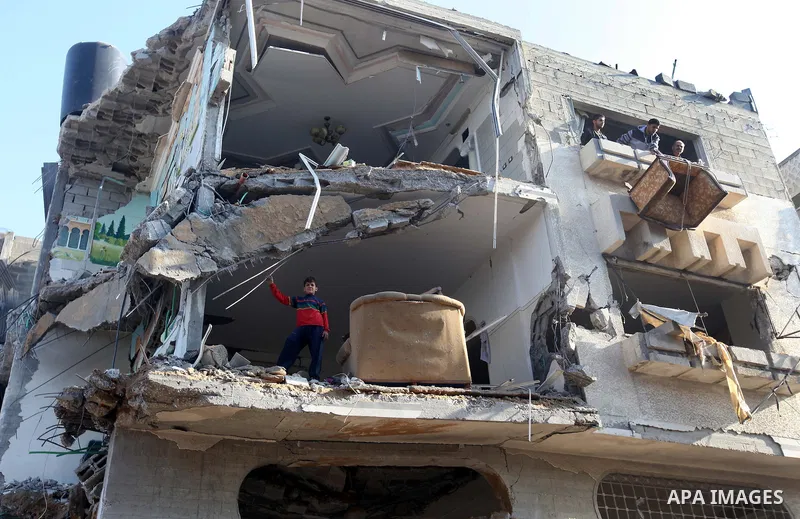 Palestinians salvage baggage from a building destroyed by an Israeli airstrike, in Gaza City, Gaza Strip, 20 November 2012. Media reports state that Israel pounded more than 100 targets in Gaza on the seventh day of its...