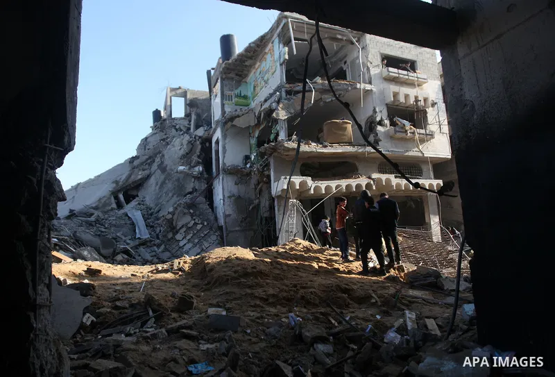 Palestinians salvage baggage from a building destroyed by an Israeli airstrike, in Gaza City, Gaza Strip, 20 November 2012. Media reports state that Israel pounded more than 100 targets in Gaza on the seventh day of its...
