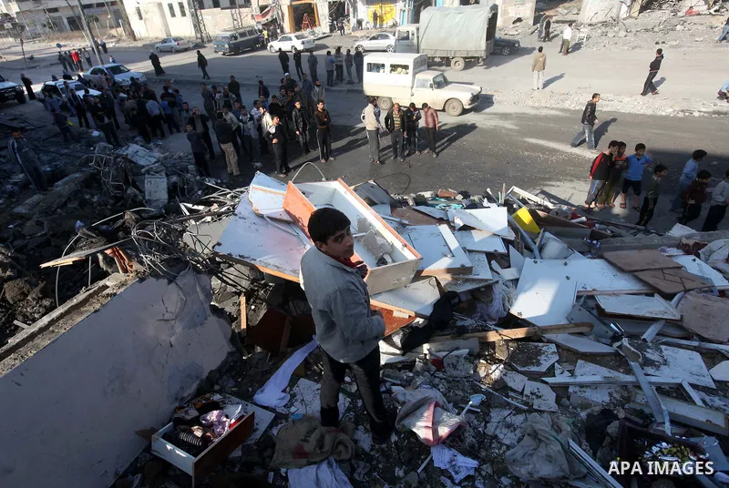 Palestinians salvage baggage from a building destroyed by an Israeli airstrike, in Gaza City, Gaza Strip, 20 November 2012. Media reports state that Israel pounded more than 100 targets in Gaza on the seventh day of its...