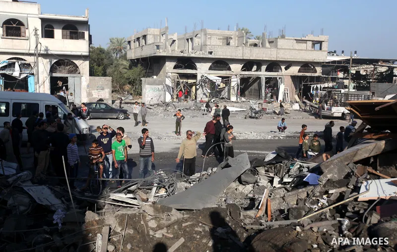 Palestinians salvage baggage from a building destroyed by an Israeli airstrike, in Gaza City, Gaza Strip, 20 November 2012. Media reports state that Israel pounded more than 100 targets in Gaza on the seventh day of its...