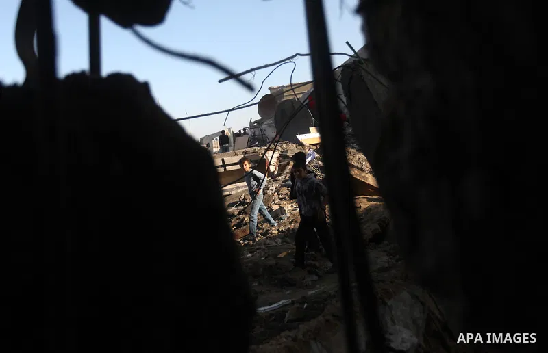 Palestinians salvage baggage from a building destroyed by an Israeli airstrike, in Gaza City, Gaza Strip, 20 November 2012. Media reports state that Israel pounded more than 100 targets in Gaza on the seventh day of its...