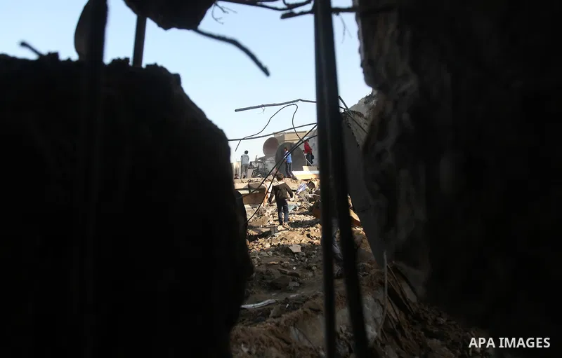 Palestinian boys salvage baggage from a building destroyed by an Israeli airstrike, in Gaza City, Gaza Strip, 20 November 2012. Media reports state that Israel pounded more than 100 targets in Gaza on the seventh day of...