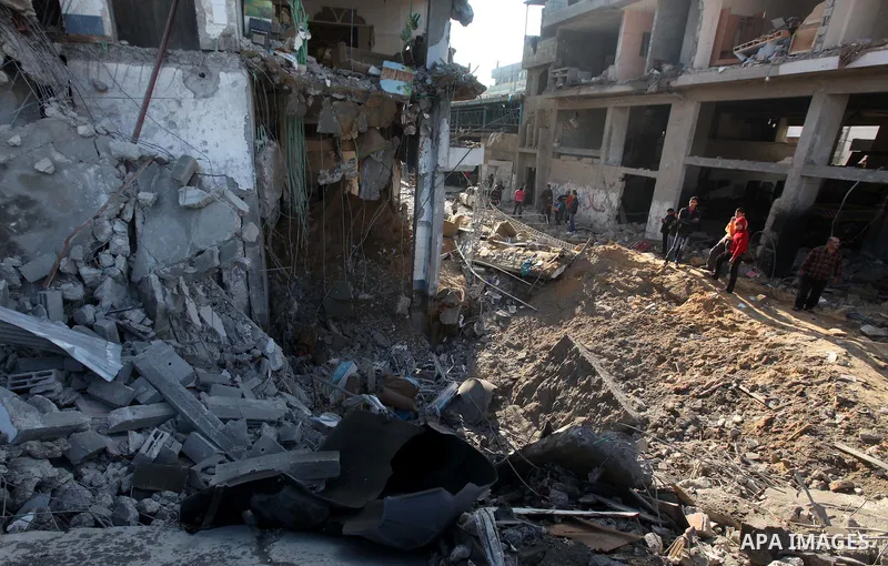 Palestinians salvage baggage from a building destroyed by an Israeli airstrike, in Gaza City, Gaza Strip, 20 November 2012. Media reports state that Israel pounded more than 100 targets in Gaza on the seventh day of its...