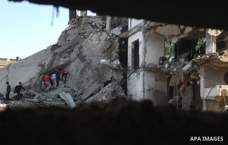 Palestinians salvage baggage from a building destroyed by an Israeli airstrike, in Gaza City, Gaza Strip, 20 November 2012. Media reports state that Israel pounded more than 100 targets in Gaza on the seventh day of its...