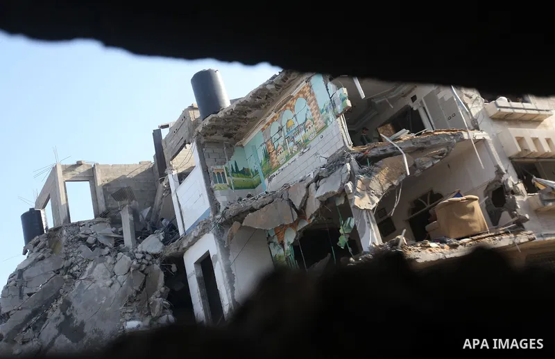 Palestinians salvage baggage from a building destroyed by an Israeli airstrike, in Gaza City, Gaza Strip, 20 November 2012. Media reports state that Israel pounded more than 100 targets in Gaza on the seventh day of its...