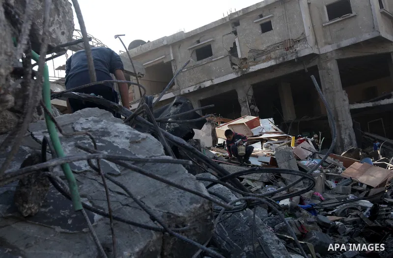 Palestinians salvage baggage from a building destroyed by an Israeli airstrike, in Gaza City, Gaza Strip, 20 November 2012. Media reports state that Israel pounded more than 100 targets in Gaza on the seventh day of its...