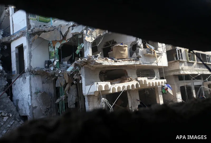 Palestinians salvage baggage from a building destroyed by an Israeli airstrike, in Gaza City, Gaza Strip, 20 November 2012. Media reports state that Israel pounded more than 100 targets in Gaza on the seventh day of its...