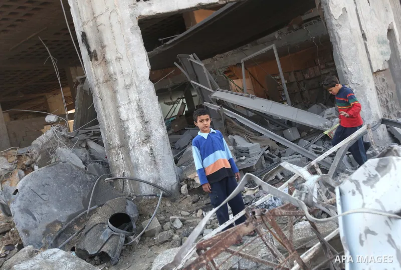Palestinian boys salvage baggage from a building destroyed by an Israeli airstrike, in Gaza City, Gaza Strip, 20 November 2012. Media reports state that Israel pounded more than 100 targets in Gaza on the seventh day of...