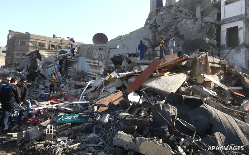Palestinian boys salvage baggage from a building destroyed by an Israeli airstrike, in Gaza City, Gaza Strip, 20 November 2012. Media reports state that Israel pounded more than 100 targets in Gaza on the seventh day of...