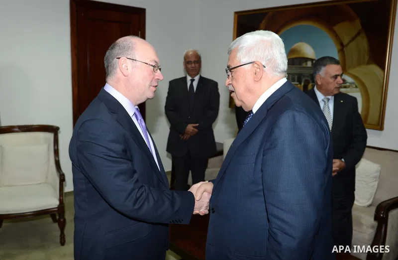 Palestinian President Mahmoud Abbas shakes hands with the British Minister of State, in the West Bank city of Ramallah, November 20, 2012. Photo by Thaer Ganaim