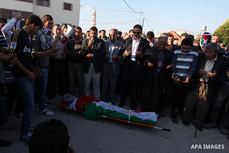 Relatives grieve Rushdi Tamimi who died of injuries sustained during clashes Saturday with Israeli security, during his funeral in the West Bank city of Ramallah, Tuesday, Nov 20, 2012. Tamimi was wounded during a protes...