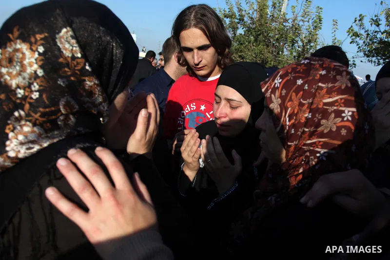 Relatives grieve Rushdi Tamimi who died of injuries sustained during clashes Saturday with Israeli security, during his funeral in the West Bank city of Ramallah, Tuesday, Nov 20, 2012. Tamimi was wounded during a protes...