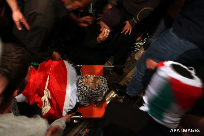 Relatives grieve Rushdi Tamimi who died of injuries sustained during clashes Saturday with Israeli security, during his funeral in the West Bank city of Ramallah, Tuesday, Nov 20, 2012. Tamimi was wounded during a protes...