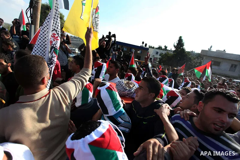 Palestinians carry the body of Rushdi Tamimi, 31, during his funeral procession in the West Bank city of Ramallah November 20, 2012. amimi was wounded during a protest against Israel's operation in Gaza on Saturday, Nov....