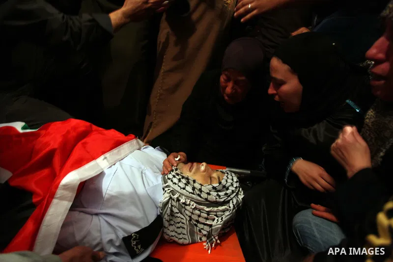 Relatives grieve Rushdi Tamimi who died of injuries sustained during clashes Saturday with Israeli security, during his funeral in the West Bank city of Ramallah, Tuesday, Nov 20, 2012. Tamimi was wounded during a protes...