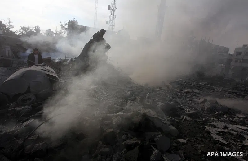 Palestinians look at government offices destroyed in an Israeli airstrike in Gaza City, 21 November 2012. Palestinian militants renewed their rocket fire on Israel 21 November and Israel continued pounding targets in the...
