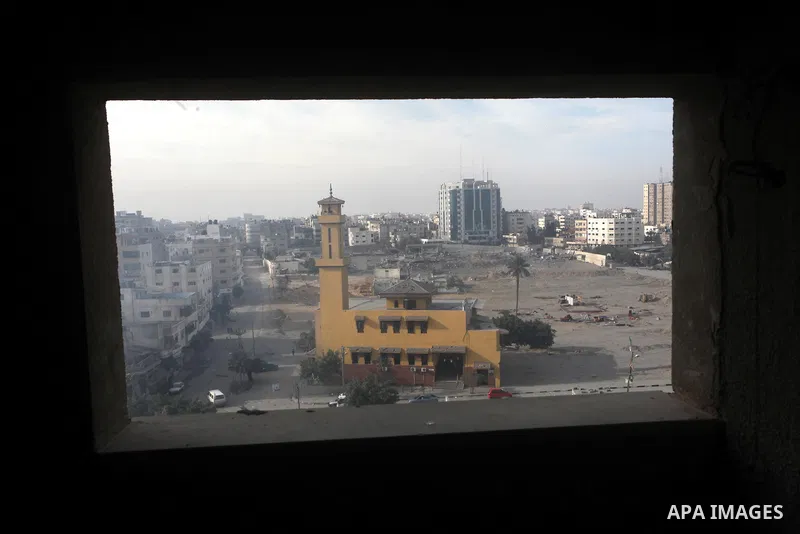 Smoke rises from government offices destroyed in an Israeli airstrike in Gaza City, 21 November 2012. Palestinian militants renewed their rocket fire on Israel 21 November and Israel continued pounding targets in the Gaz...
