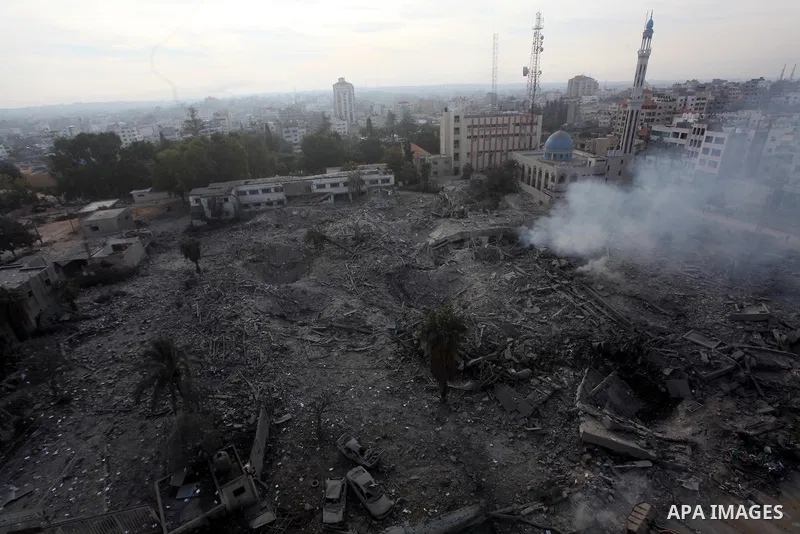 Smoke rises from government offices destroyed in an Israeli airstrike in Gaza City, 21 November 2012. Palestinian militants renewed their rocket fire on Israel 21 November and Israel continued pounding targets in the Gaz...