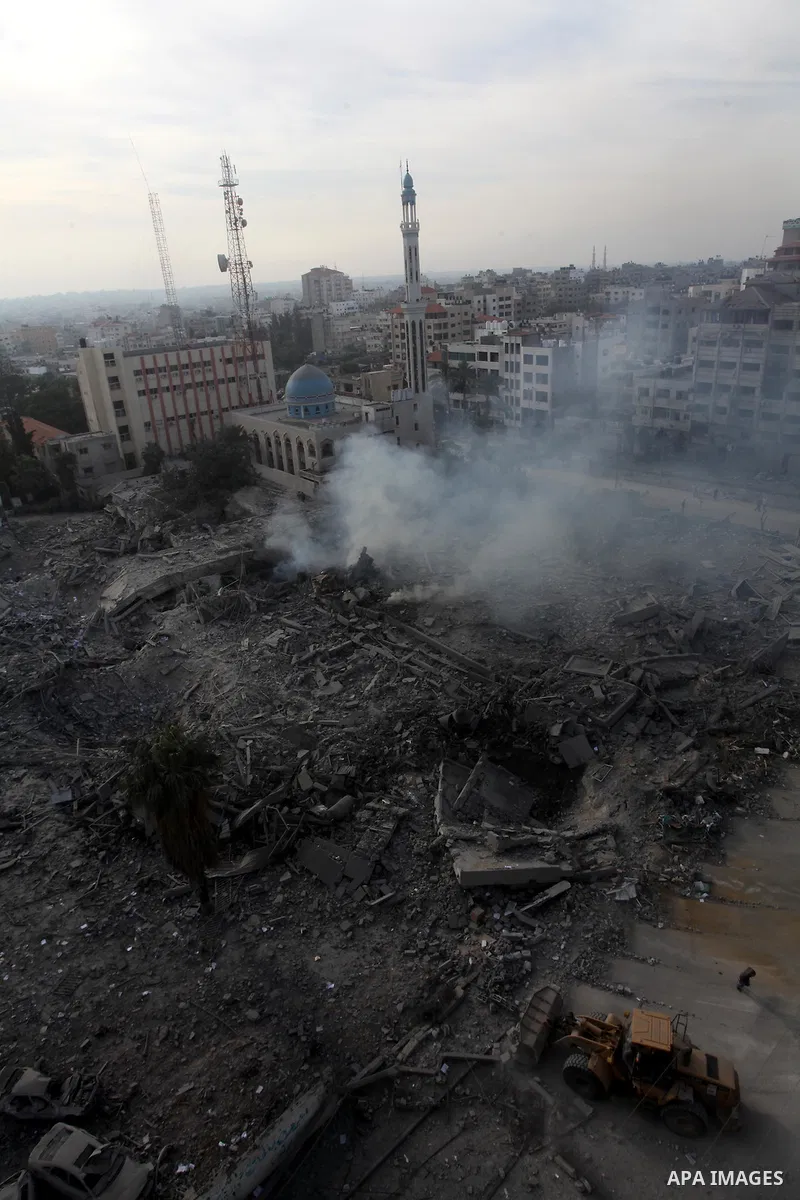 Smoke rises from government offices destroyed in an Israeli airstrike in Gaza City, 21 November 2012. Palestinian militants renewed their rocket fire on Israel 21 November and Israel continued pounding targets in the Gaz...