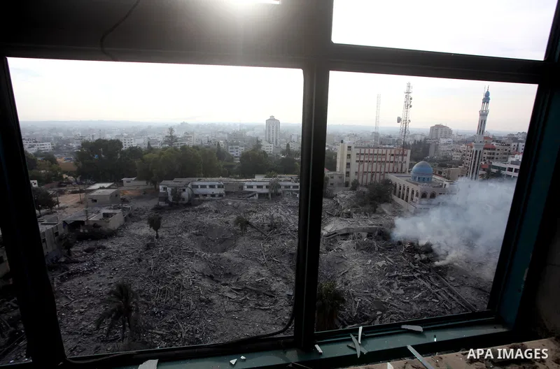 Smoke rises from government offices destroyed in an Israeli airstrike in Gaza City, 21 November 2012. Palestinian militants renewed their rocket fire on Israel 21 November and Israel continued pounding targets in the Gaz...