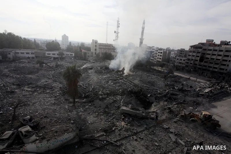 Smoke rises from government offices destroyed in an Israeli airstrike in Gaza City, 21 November 2012. Palestinian militants renewed their rocket fire on Israel 21 November and Israel continued pounding targets in the Gaz...