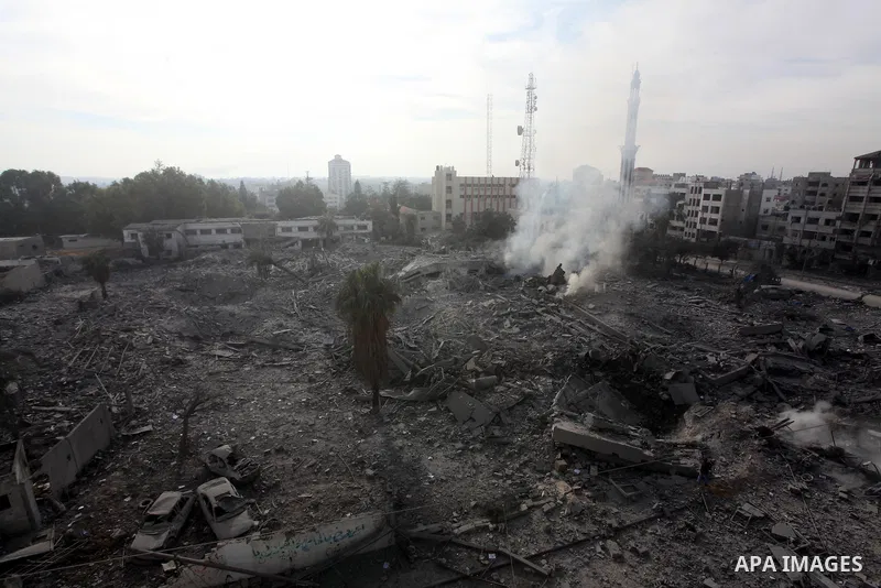 Smoke rises from government offices destroyed in an Israeli airstrike in Gaza City, 21 November 2012. Palestinian militants renewed their rocket fire on Israel 21 November and Israel continued pounding targets in the Gaz...