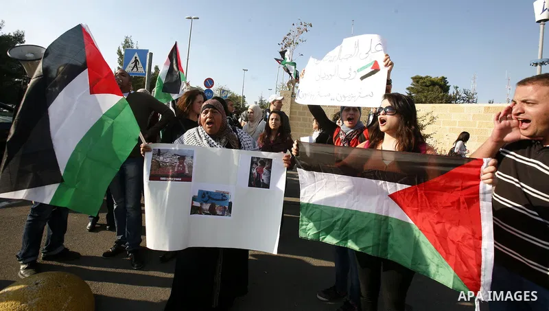 Palestinian protestors and Israelis shout slogans during a protest in Hebrew University in Jerusalem's Old City 20 November 2012, showing solidarity with the Palestinians in the Gaza Strip, as hostilities continue on the...