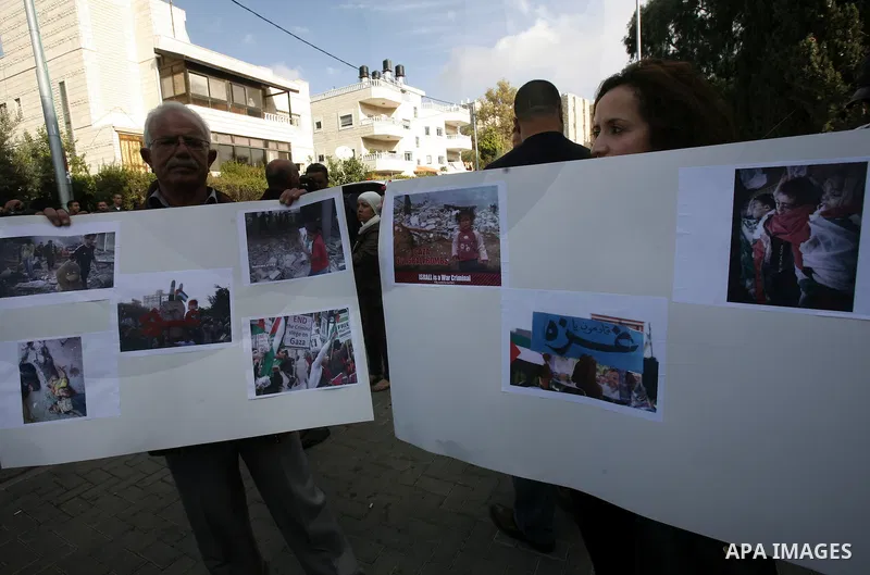 Palestinian protestors and Israelis shout slogans during a protest in Hebrew University in Jerusalem's Old City 20 November 2012, showing solidarity with the Palestinians in the Gaza Strip, as hostilities continue on the...