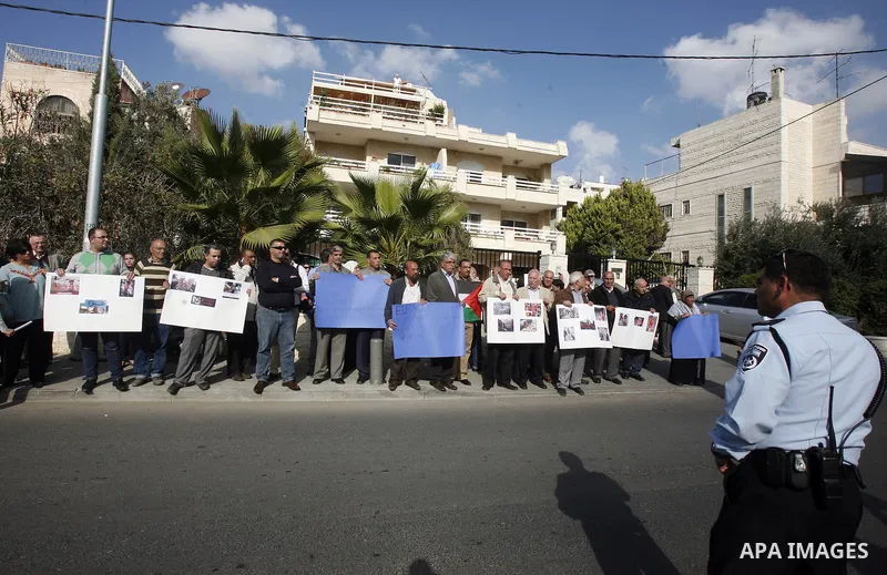 Palestinian protestors and Israelis shout slogans during a protest in Hebrew University in Jerusalem's Old City 20 November 2012, showing solidarity with the Palestinians in the Gaza Strip, as hostilities continue on the...