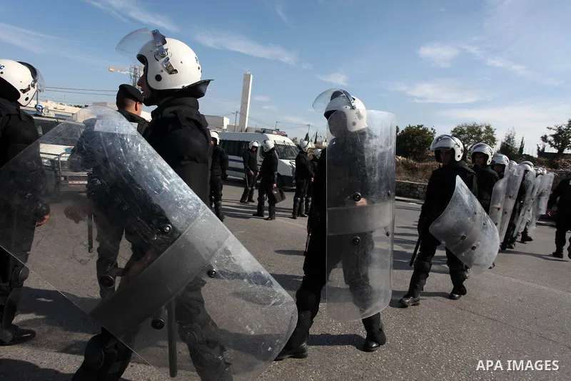 Members of the Palestinian security forces stand guard as a protest is held during the visit of U.S. Secretary of State Hillary Clinton in the West Bank city of Ramallah November 21, 2012. Israeli air strikes shook the G...