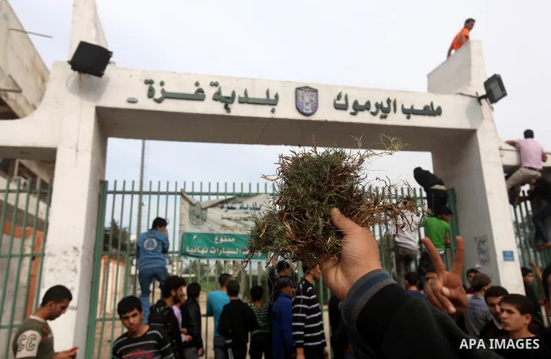 Palestinians gather into a destroyed gridiron after an israeli air strike in Gaza City, 21 November 2012. Palestinian militants renewed their rocket fire on Israel 21 November and Israel continued pounding targets in the...