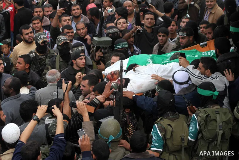 Mourners carry the bodies of Hamas militants in Al Moghraqa in the central Gaza Strip, 22 November 2012. Five Hamas militants were reportedly killed 21 November 2012 after an Israeli air strike on the house of the Abu Km...