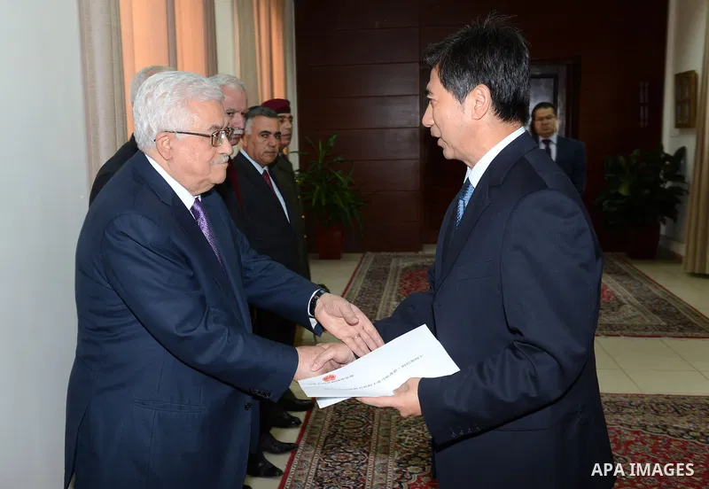 Palestinian President Mahmoud Abbas while accepting the leaves, the Chinese ambassador, in the West Bank city of Ramallah, November 22, 2012. Photo by Thaer Ganaim