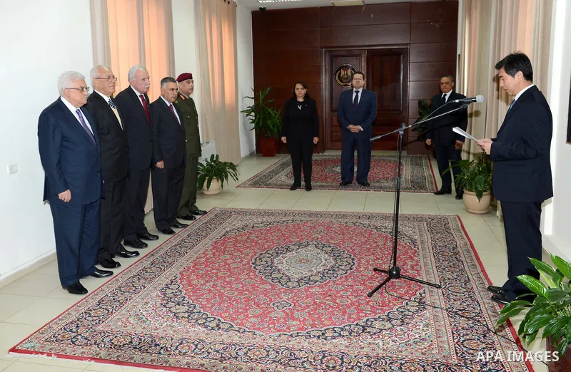 Palestinian President Mahmoud Abbas while accepting the leaves, the Chinese ambassador, in the West Bank city of Ramallah, November 22, 2012. Photo by Thaer Ganaim