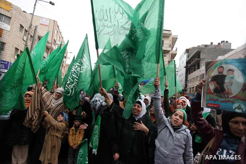 Palestinians wave Hamas flags during a rally celebrating what they claim to be Hamas' victory over Israel in the Gaza conflict, in the West Bank city of Ramallah November 23, 2012. Israeli troops at the Gaza border shot...
