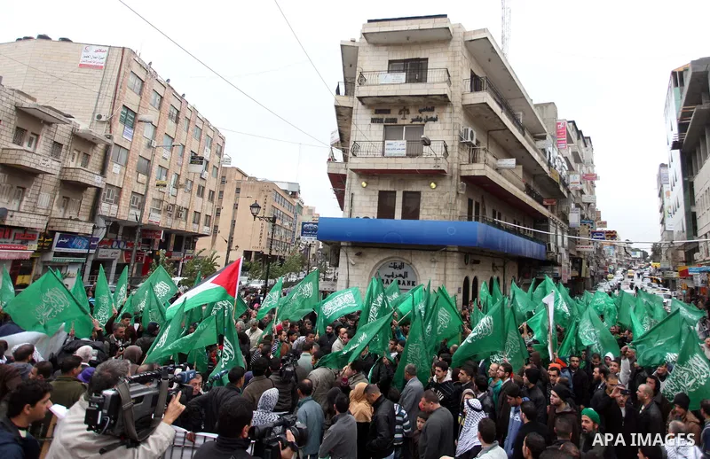 Palestinians wave Hamas flags during a rally celebrating what they claim to be Hamas' victory over Israel in the Gaza conflict, in the West Bank city of Ramallah November 23, 2012. Israeli troops at the Gaza border shot...