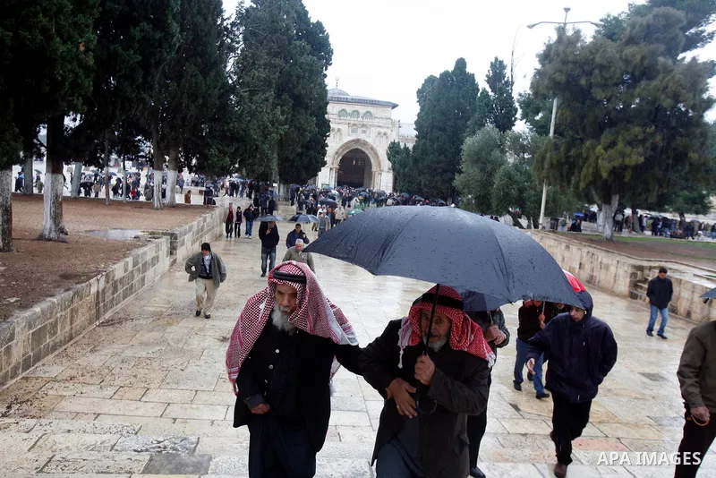 Palestinians walk past Israeli security forces at the entrance of Jerusalem's Old City next to the Damascus Gate on November 23, 2012. The Israeli army said it had arrested 55 Palestinian "terror operatives" across the W...