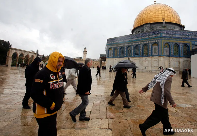 Palestinians walk past Israeli security forces at the entrance of Jerusalem's Old City next to the Damascus Gate on November 23, 2012. The Israeli army said it had arrested 55 Palestinian "terror operatives" across the W...