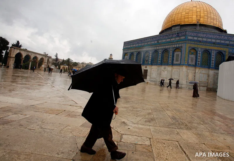 Palestinians walk past Israeli security forces at the entrance of Jerusalem's Old City next to the Damascus Gate on November 23, 2012. The Israeli army said it had arrested 55 Palestinian "terror operatives" across the W...