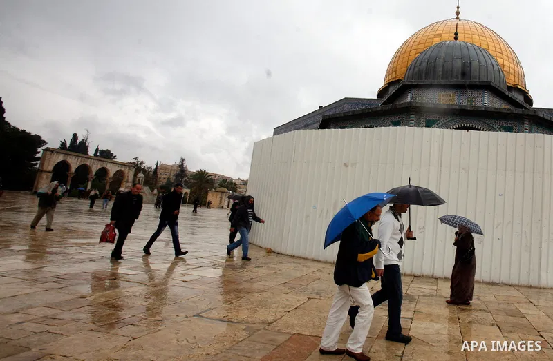 Palestinians walk past Israeli security forces at the entrance of Jerusalem's Old City next to the Damascus Gate on November 23, 2012. The Israeli army said it had arrested 55 Palestinian "terror operatives" across the W...