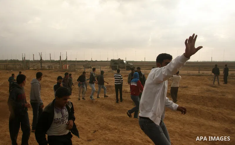 Palestinians stand on the border between Gaza strip and Israel in the east of Khan Younis southern Gaza strip November 23, 2012. Israeli troops at the Gaza border shot dead a Palestinian man and wounded 15 more on Friday...