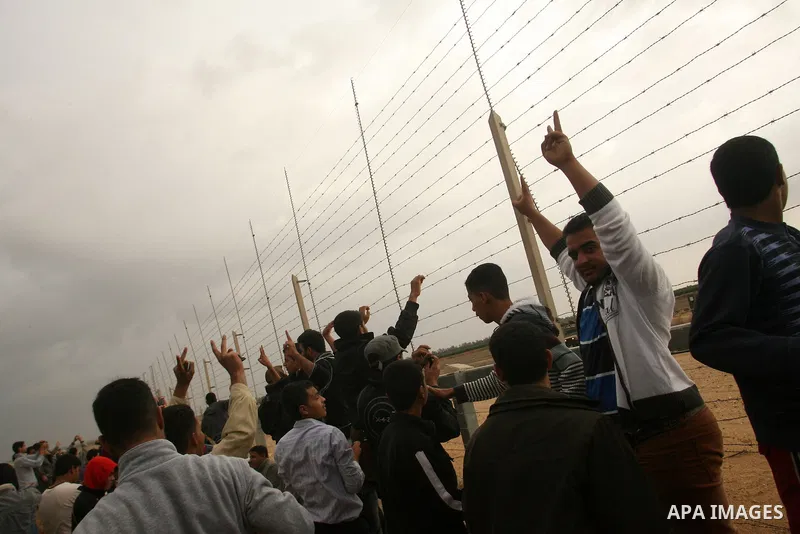 Palestinians stand on the border between Gaza strip and Israel in the east of Khan Younis southern Gaza strip November 23, 2012. Israeli troops at the Gaza border shot dead a Palestinian man and wounded 15 more on Friday...