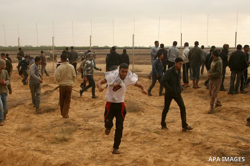 Palestinians stand on the border between Gaza strip and Israel in the east of Khan Younis southern Gaza strip November 23, 2012. Israeli troops at the Gaza border shot dead a Palestinian man and wounded 15 more on Friday...
