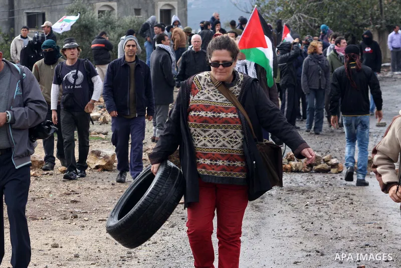 Palestinian protesters make their road blocks during the weekly protest against the Jewish settlement of Qadomem, near Nablus, West Bank, 23 November 2012. Photo by Nedal Eshtayah