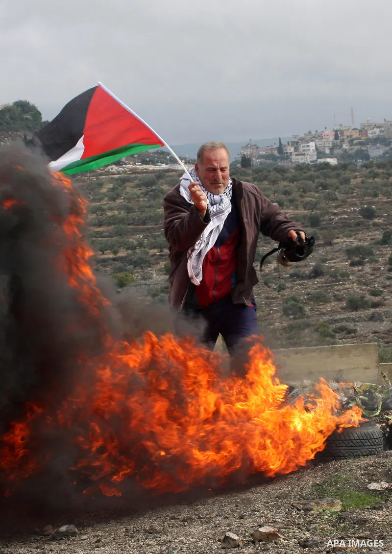 Palestinian protesters make their road blocks during the weekly protest against the Jewish settlement of Qadomem, near Nablus, West Bank, 23 November 2012. Photo by Nedal Eshtayah