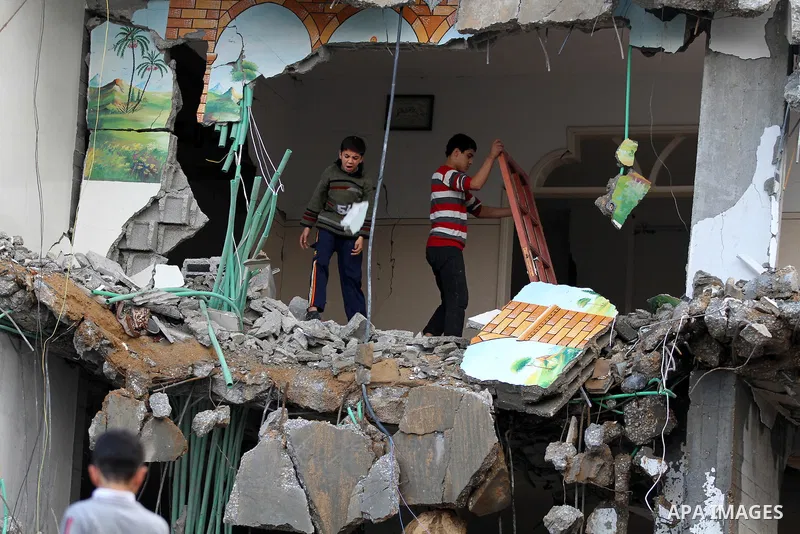 Palestinian Family members inspect thier house destroyed during a recent Israeli airstrike in Gaza City, 23 November 2012. Palestinians and Israelis on both sides of the Gaza border tried to resume everyday life after a...