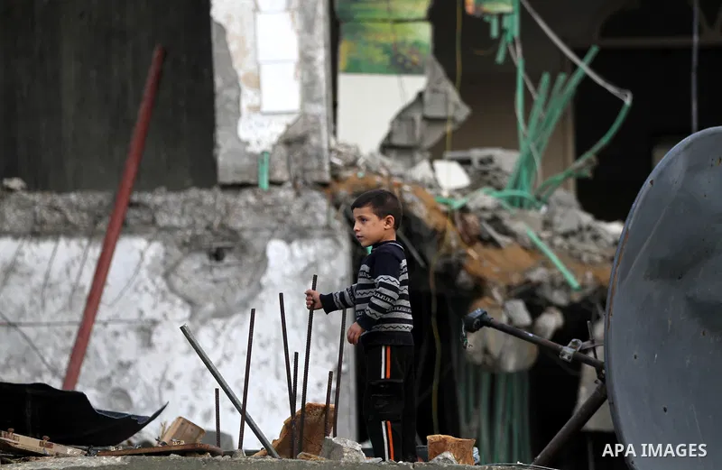 Palestinian Family members inspect thier house destroyed during a recent Israeli airstrike in Gaza City, 23 November 2012. Palestinians and Israelis on both sides of the Gaza border tried to resume everyday life after a...