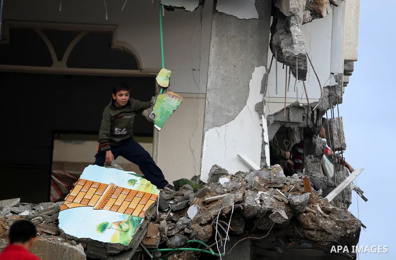 Palestinian Family members inspect thier house destroyed during a recent Israeli airstrike in Gaza City, 23 November 2012. Palestinians and Israelis on both sides of the Gaza border tried to resume everyday life after a...