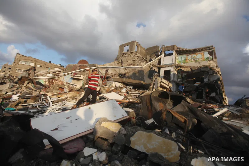 Palestinian Family members inspect thier house destroyed during a recent Israeli airstrike in Gaza City, 23 November 2012. Palestinians and Israelis on both sides of the Gaza border tried to resume everyday life after a...